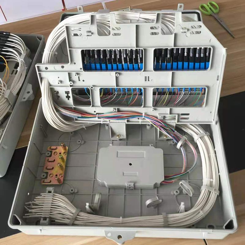 FTTH BOX 16 Core في الهواء الطلق 16 منفذًا صندوق توزيع الألياف مع صندوق طرفي مقسم 1x16 plc للتثبيت على الحائط والتركيب على القطب